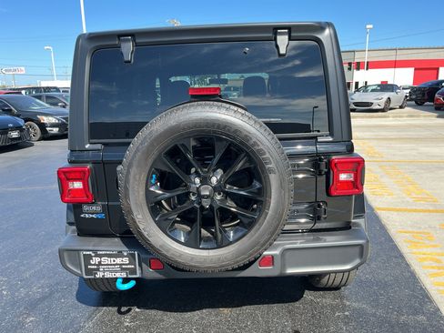 Used 2023 Jeep Wrangler Unlimited Sahara AWD/4WD image 10