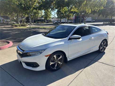 Used 2018 Honda Civic Touring image 1