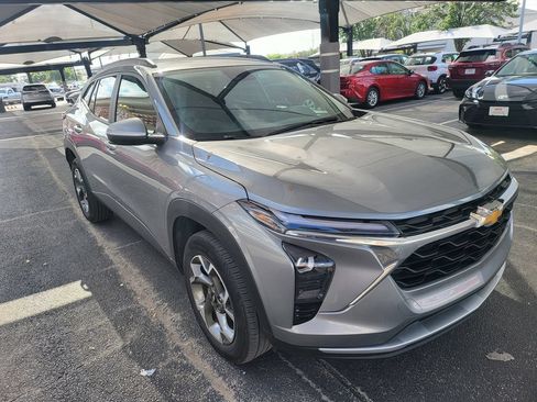 Used 2025 Chevrolet Trax LT w/ LT Convenience Package FWD image 2