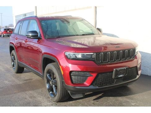 Used 2023 Jeep Grand Cherokee Altitude image 2