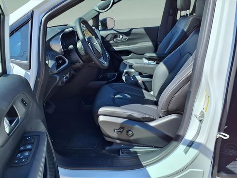 New 2026 Chrysler Pacifica Select image 22
