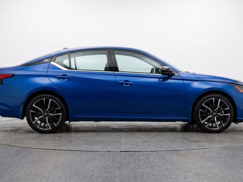 Used 2025 Nissan Altima 2.5 SR image 11