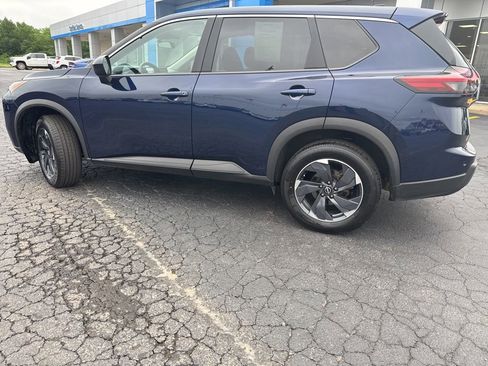 Used 2025 Nissan Rogue SV FWD image 3