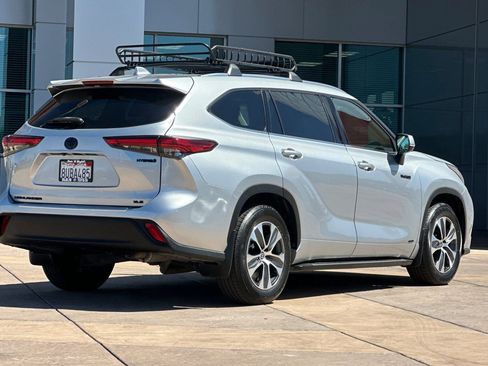 Used 2020 Toyota Highlander XLE AWD/4WD image 4