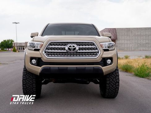 Used 2016 Toyota Tacoma TRD Off-Road w/ Premium & Technology Package image 4