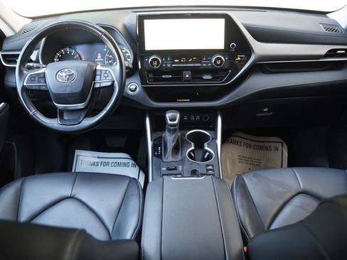 Used 2023 Toyota Highlander XLE AWD/4WD image 15