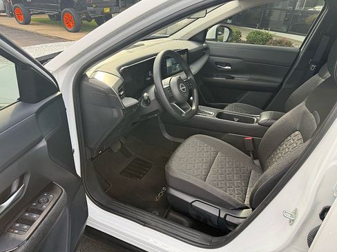Used 2025 Nissan Kicks SV FWD image 8