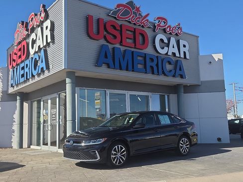 Used 2025 Volkswagen Jetta SE image 1