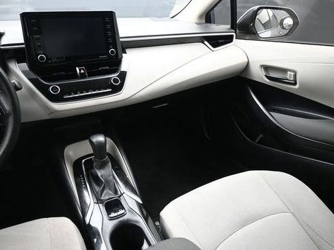 Used 2022 Toyota Corolla LE image 11