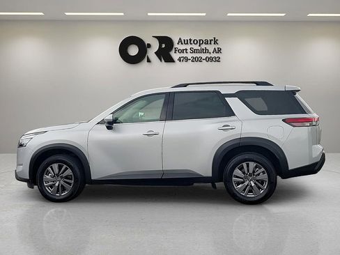 Used 2025 Nissan Pathfinder SV FWD image 3
