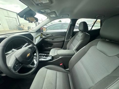 Used 2025 Chevrolet Trax LT w/ LT Convenience Package FWD image 15