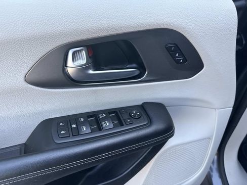 Used 2022 Chrysler Pacifica Touring-L FWD image 45