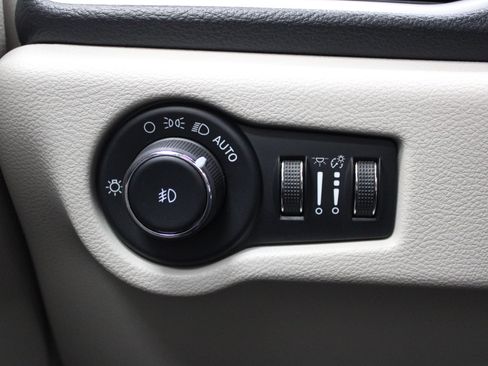 Used 2024 Chrysler Pacifica Limited FWD image 45