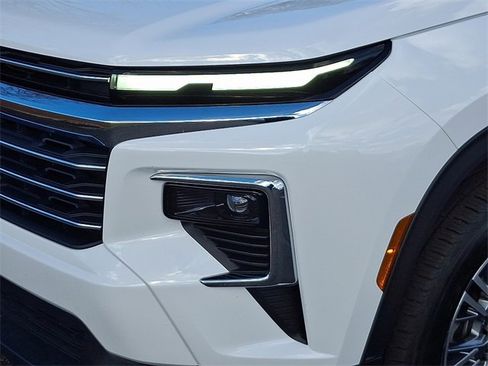 Used 2025 Chevrolet Traverse LT image 9