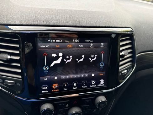 Used 2020 Jeep Grand Cherokee Laredo AWD/4WD image 28