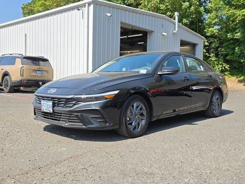 Used 2025 Hyundai Elantra Hybrid FWD image 7