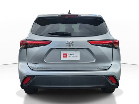 Used 2023 Toyota Highlander LE image 5