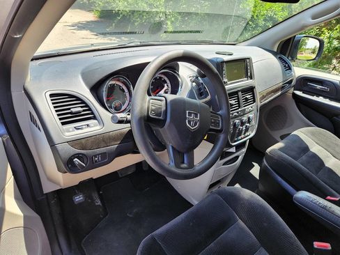 Used 2019 Dodge Grand Caravan SE FWD image 13