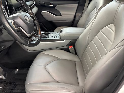 Used 2022 Toyota Highlander XLE AWD/4WD image 13