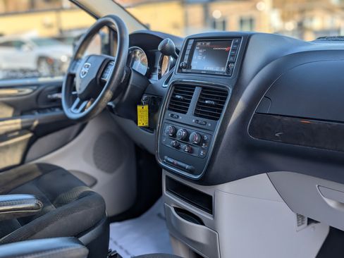 Used 2019 Dodge Grand Caravan SE w/ UConnect Hands-Free Group image 39