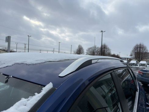 Used 2024 Volkswagen Taos SE w/ Panoramic Sunroof Package image 9