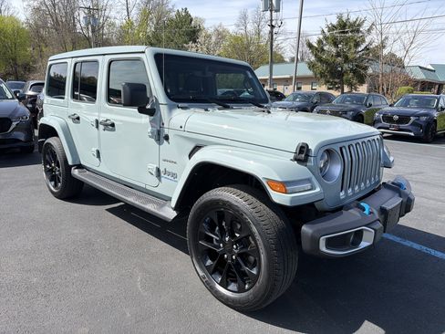 Used 2023 Jeep Wrangler Unlimited Sahara w/ Cold Weather Group AWD/4WD image 2