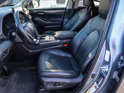 Used 2023 Toyota Highlander Limited image 13