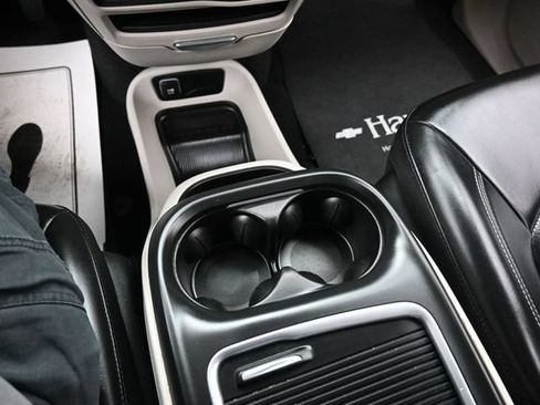 Used 2023 Chrysler Pacifica Touring-L FWD image 11