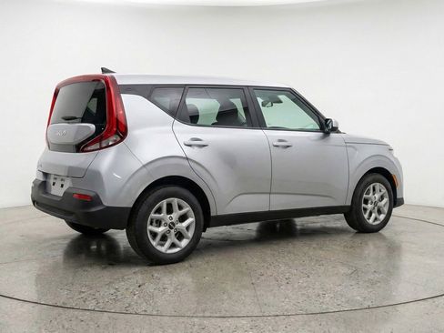 Used 2025 Kia Soul LX w/ LX Technology Package FWD image 9