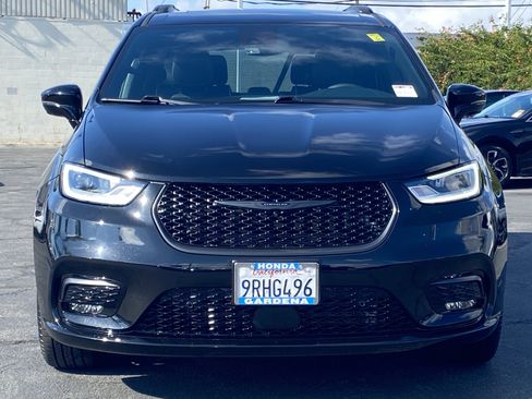 Used 2024 Chrysler Pacifica Limited w/ Uconnect Theater Family Group image 2