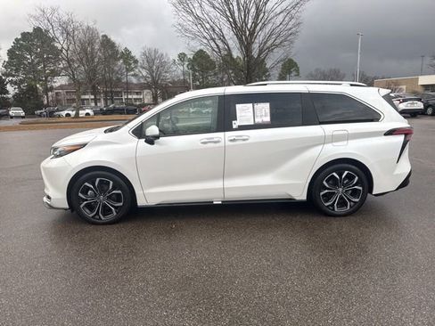 Used 2025 Toyota Sienna Platinum image 2