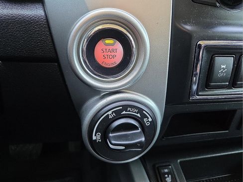 Used 2017 Nissan Titan SV image 20