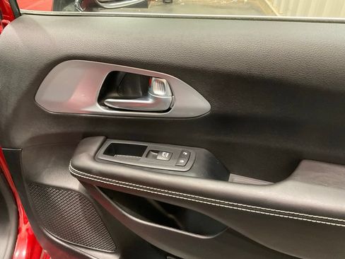 Used 2026 Chrysler Pacifica Limited FWD image 12