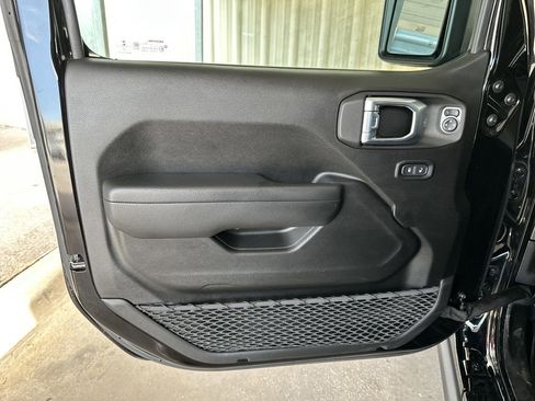 Used 2022 Jeep Wrangler Unlimited Rubicon image 11