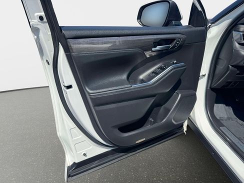 Used 2023 Toyota Highlander Limited image 20