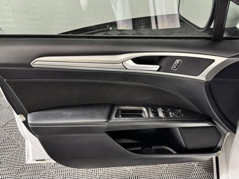 Used 2019 Ford Fusion SE FWD image 12
