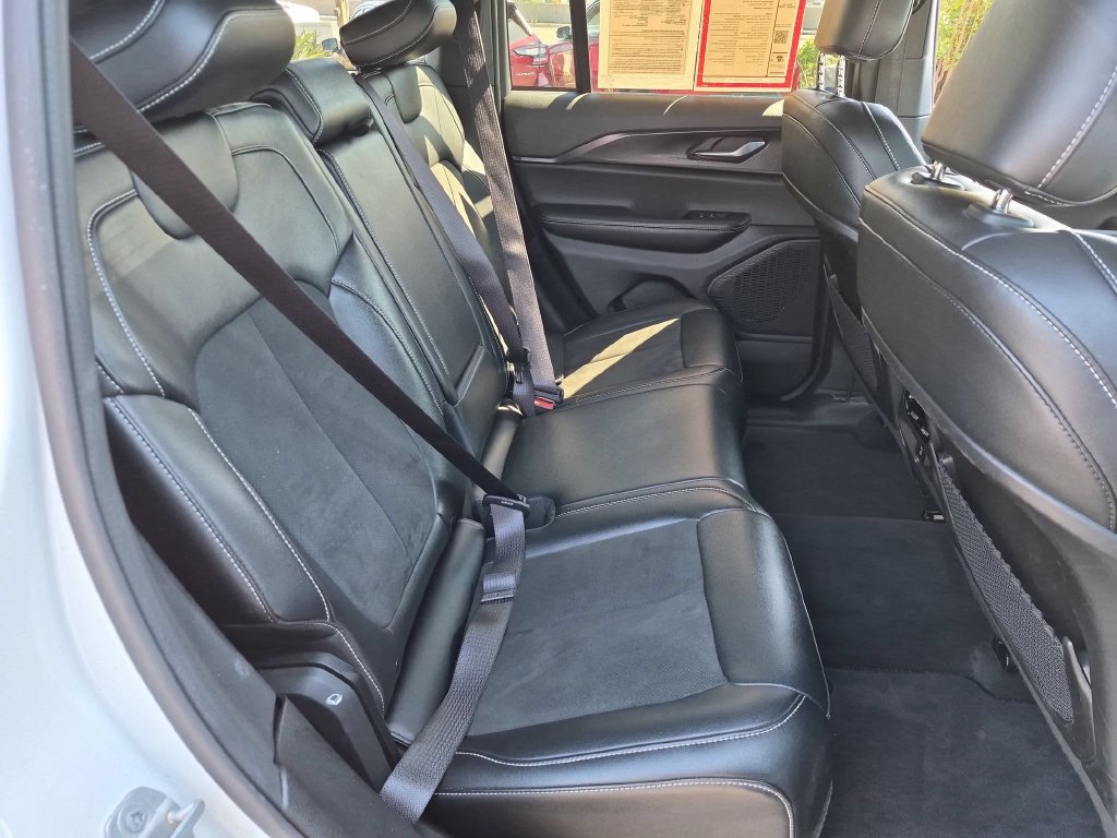 Used 2025 Jeep Grand Cherokee Altitude AWD/4WD image 30