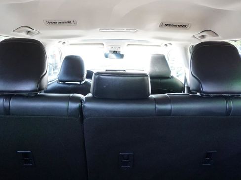 Used 2021 Toyota Highlander XLE AWD/4WD image 10