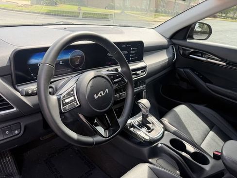 Certified 2025 Kia Seltos EX FWD image 17