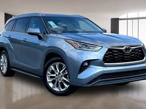 Used 2020 Toyota Highlander Limited FWD image 3