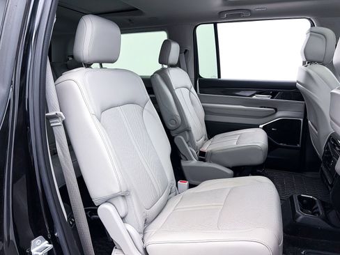 Used 2022 Jeep Wagoneer Series III w/ Premium Group I image 37