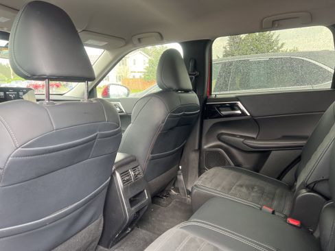 Used 2024 Mitsubishi Outlander AWD image 18