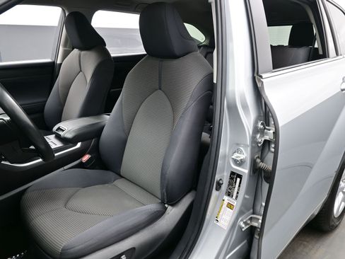 Used 2024 Toyota Highlander LE image 12