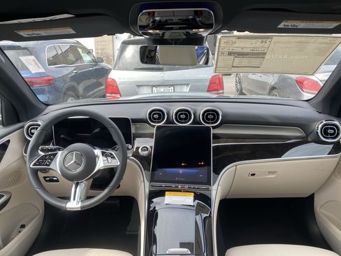 Used 2025 Mercedes-Benz GLC 300 4MATIC image 15