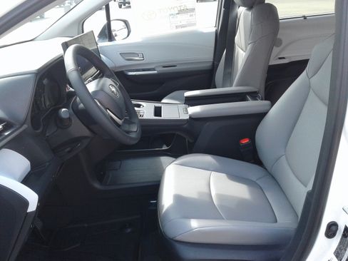 New 2026 Toyota Sienna XLE image 7