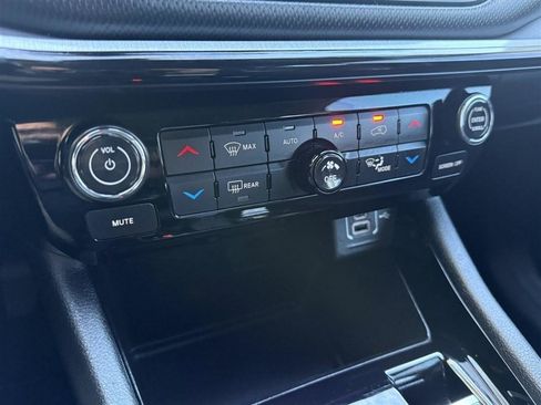 Used 2022 Jeep Compass Trailhawk w/ Trailhawk Convenience Group AWD/4WD image 43