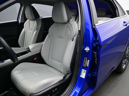 Certified 2025 Hyundai Elantra Limited FWD image 12