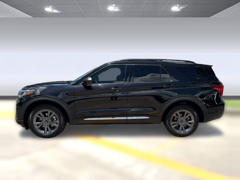 Used 2025 Ford Explorer Active w/ Active Comfort Package AWD/4WD image 2