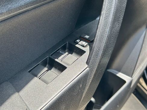 Used 2018 Toyota Corolla LE FWD image 21