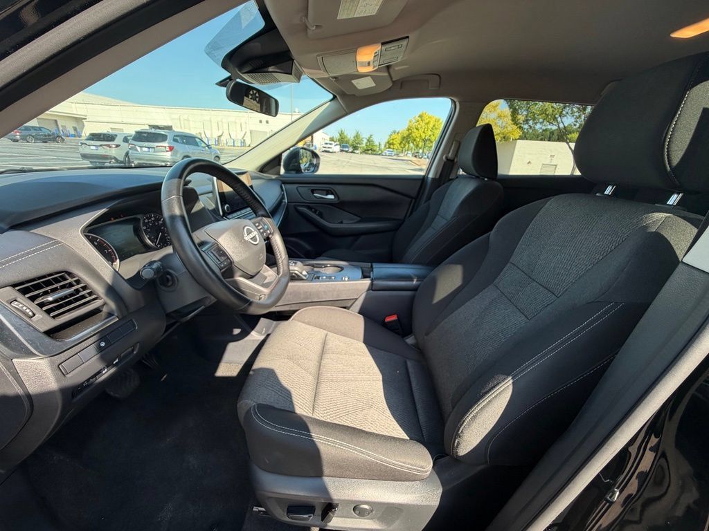 Used 2025 Nissan Rogue SV FWD image 27